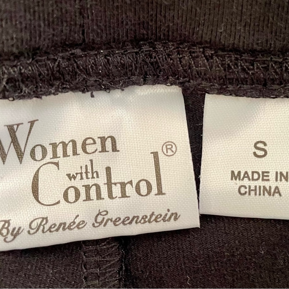 NWOT Women with Control crops in hefty cotton/spandex fabric. Small - black